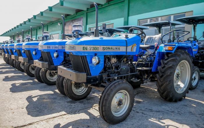 El Gobierno de la India entrega donativo de 60 tractores de la marca Sonalika, ensamblados en Cuba bajo supervisión de representantes de la marca india, entrega el donativo el Embajador de la India en Cuba Exmo Sr Tsewang Namgyal, por la parte cubana recibe el mismo el Viceministro de la Agricultura Ydael Pèrez Brito