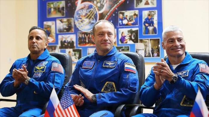 El astronauta de la NASA Joseph Acaba (izda.), el cosmonauta ruso Alexander Misurkin (centro) y el astronauta de la NASA Mark Vande Hei