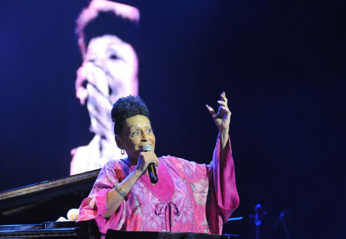 Cantante Omara Portuondo, durante el Concierto en Homenaje a Elena Burke, en la Sala Covarrubias del Teatro Nacional de Cuba