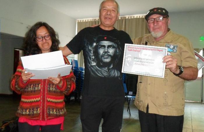 En el extremo derecho Víctor Cayetano Rocchi junto a Oscar Verón, representante del Movimiento Argentino de Solidaridad con Cuba, MAS-CUBA.
