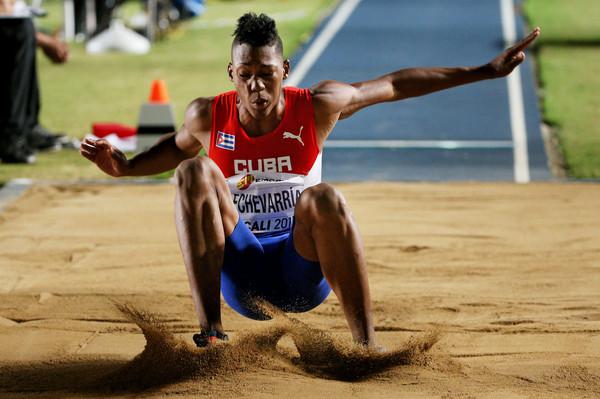Juan Miguel Echevarría, de solo 19 años, se estiró hasta los 8,46 metros, marca personal. foto: Getty Images