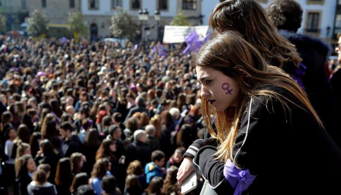 Millones de personas con banderas y ropa de color violeta se congregaron, este jueves, en la plaza Cibeles de Madrid