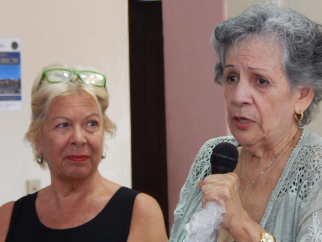 A la derecha, la profesora universitaria ya jubilada Acela Caner Román y a su lado la italiana María Ángela Marengo.