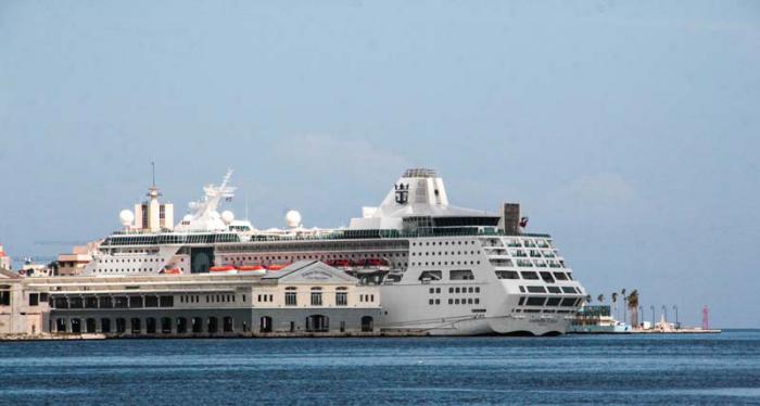 Vista de la Bahía de La Habana desde Regla. Crucero en la terminal.