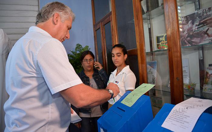 Emite su voto Díaz-Canel en la segunda fase de las elecciones