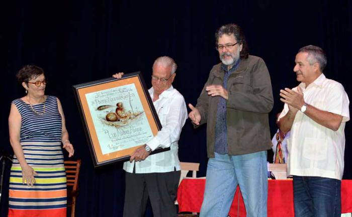 Luis Álvarez Álvarez recibe el Premio Nacional de Literatura, junto a su esposa, la intelectual Olga García Yero, de manos de Abel Prieto Jiménez, ministro de Cultura, y Juan Rodríguez Cabrera, presidente del Instituto Cubano del Libro.