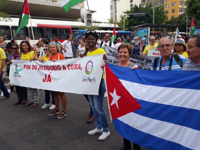 En la marcha inaugural se mostró el apoyo a Cuba. 