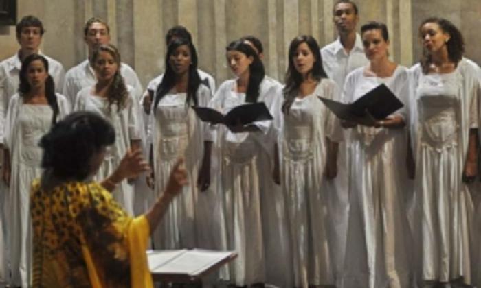 Coro nacional, dirigido por Digna Guerra