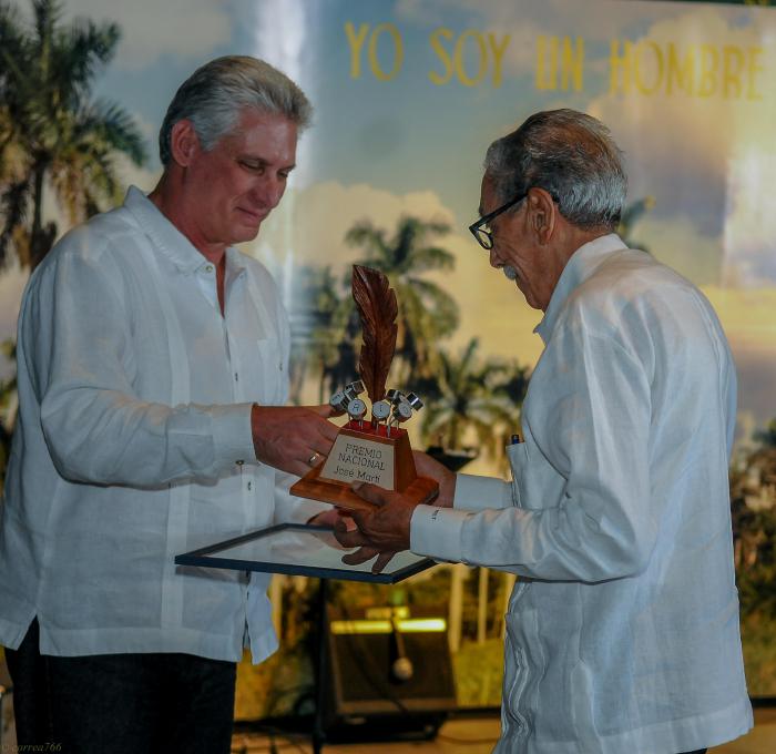 Entrega de los Premios Nacionales de Periodismo José Martí por la Obra de la vida 2017 y Juan Gualberto Gómez por la Obra del año en el Memorial José Martí, entrega el Premio Miguel Díaz Canel Bermúdez 1er Vicepresidente de los Consejos de Estado y de Ministros, recibe Manuel Guerrero Torrez, premio nacional de periodismo José Martí 2017