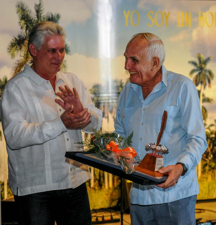 Entrega de los Premios Nacionales de Periodismo José Martí por la Obra de la vida 2017 y Juan Gualberto Gómez por la Obra del año en el Memorial José Martí, entrega el Premio Miguel Díaz Canel Bermúdez 1er Vicepresidente de los Consejos de Estado y de Ministros, recibe Elson Concepción, Periodista del diario Granma, Premio Nacional de Periodismo José Martí 2017
