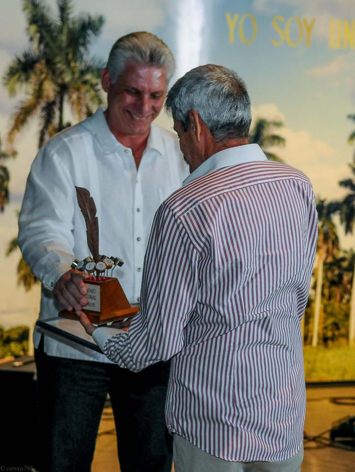 Entrega de los Premios Nacionales de Periodismo José Martí por la Obra de la vida 2017 y Juan Gualberto Gómez por la Obra del año en el Memorial José Martí, entrega el Premio Miguel Díaz Canel Bermúdez 1er Vicepresidente de los Consejos de Estado y de Ministros, recibe el Premio Tomàs Oliveros, camarógrafo del Sistema informativo de la TVC, Premio Nacional de Periodismo José Martí 2017
