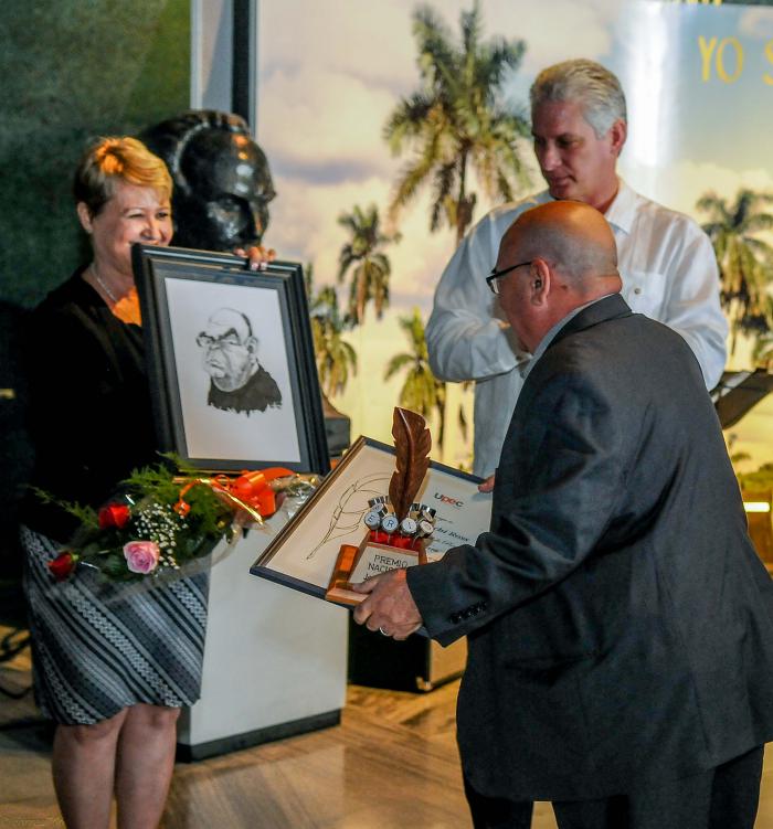 Entrega de los Premios Nacionales de Periodismo José Martí por la Obra de la vida 2017 y Juan Gualberto Gómez por la Obra del año en el Memorial José Martí, entrega el Premio Miguel Díaz Canel Bermúdez Primer Vicepresidente de los Consejos de Estado y de Ministros, recibe Ciro Bianchi, premio nacional de periodismo José Martí 2017