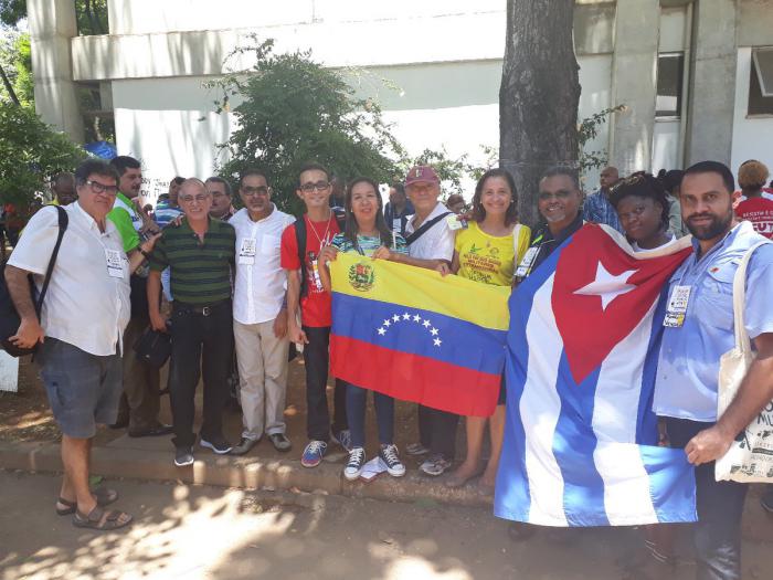 Desde el Foro, las delegaciones de Cuba y Venezuela mostraron su apoyo mutuo. Foto: Pensando Américas