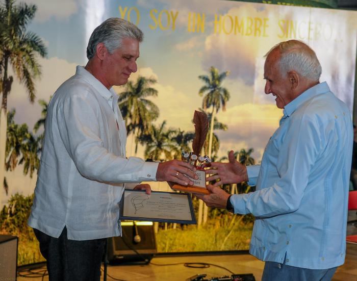 Entrega de los Premios Nacionales de Periodismo José Martí por la Obra de la vida 2017 y Juan Gualberto Gómez por la Obra del año en el Memorial José Martí, entrega el Premio Miguel Dìaz Canel Bermùdez 1er Vicepresidente de los Consejos de Estado y de Ministros, recibe Elson Concepciòn, Periodista del diario Granma, Premio Nac de Periodismo Josè Martì 2017