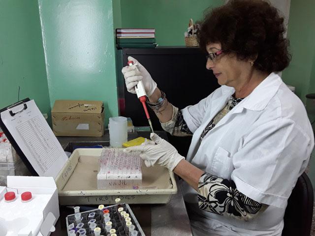 El control de la glucemia en cada diabético es uno de los exámenes imprescindibles al transitar por el Centro de Atención al Diabético en La Habana.