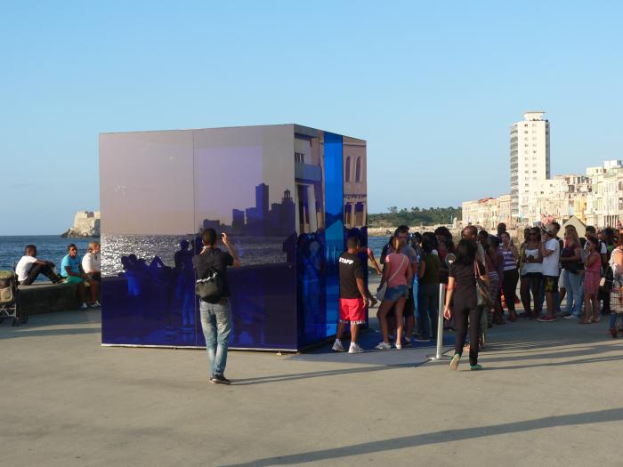 Cubo azul, obra de Rachel Valdés. foto: yuris nórido