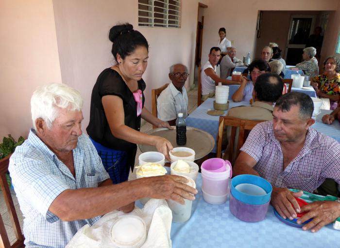 Los comensales prefieren llevar los alimentos a sus casas..Aun así, los comedores son espacios para socializar. fotos del autor
