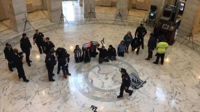 Arrestan a manifestantes por pedir ayuda para Puerto Rico