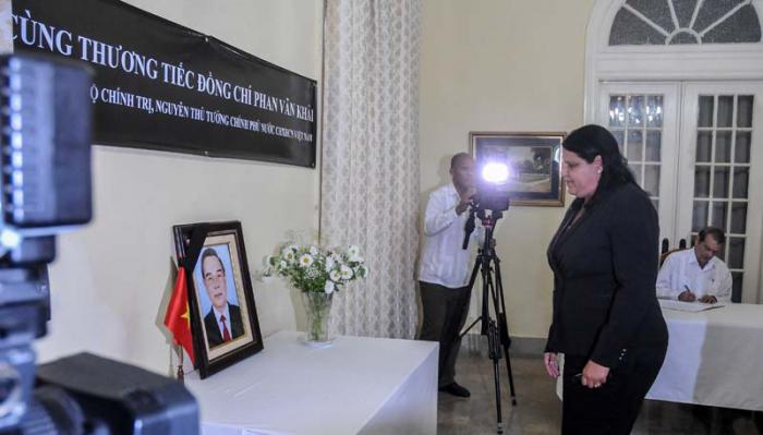 Firma del libro de condolencias por el fallecimiento de Phan Van Khai, ex primer ministro y miembro del Buró Político de Vietnam, Mercedes López Acea, miembro del Buró Político del Partido Comunista de Cuba (PCC) y Vicepresidenta de los Consejos de Estado, en la Embajada de Vietnam, en 5 y 18, Playa