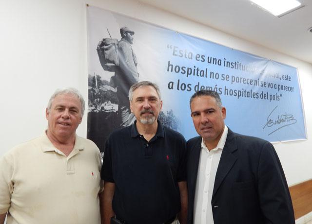 En el centro el doctor norteamericano Xavier Duralde, acompañado de los médicos Horacio Tabares Neyra y Osvaldo García Martínez, coordinadores del curso en representación de la Sociedad Cubana de Ortopedia y Traumatología.