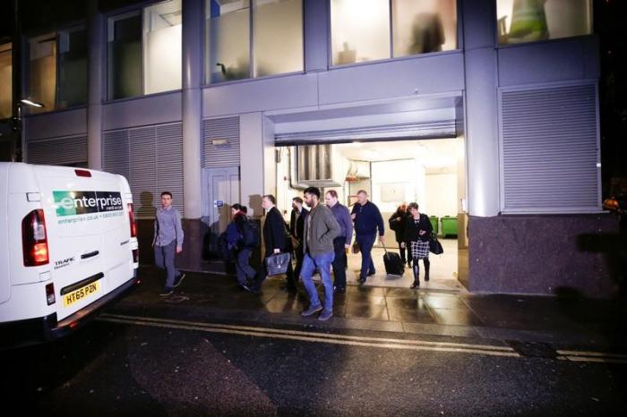 En la imagen, un grupo de personas abandonan el edificio de Cambridge Analytica durante el registro en Londres, Reino Unido, el 23 de marzo de 2018.