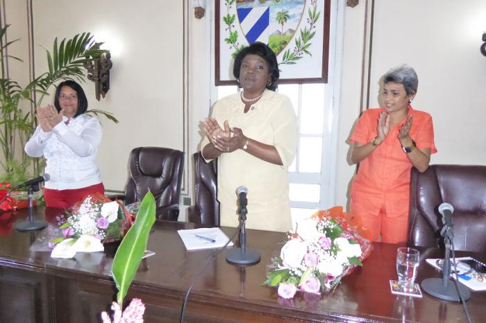Con Beatriz Johnson (al centro) como presidenta, Odesa Méndez (a la derecha) vicepresidenta, y la secretaria Lourdes Méndez, estará en manos de mujeres la dirección del Poder Popular en Santiago de Cuba