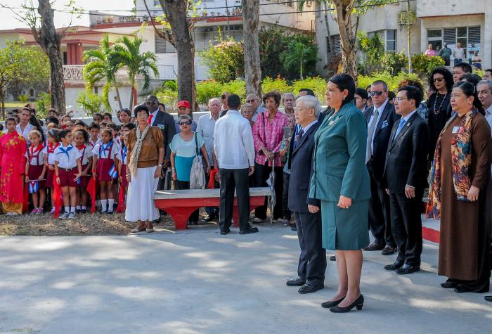 El Secretario General del Partido Comunista de Vietnam, compañero Nguyen Phu Trong, acompañado de Lázara Mercedes López Acea. Primera Secretaria del Comité Provincial del Partido en La Habana y Vicepresidenta del Consejo de Estado y Ministro, rinden honores y colocan ofrenda floral  a Ho Chi Minh, en el Parque que lleva su nombre.