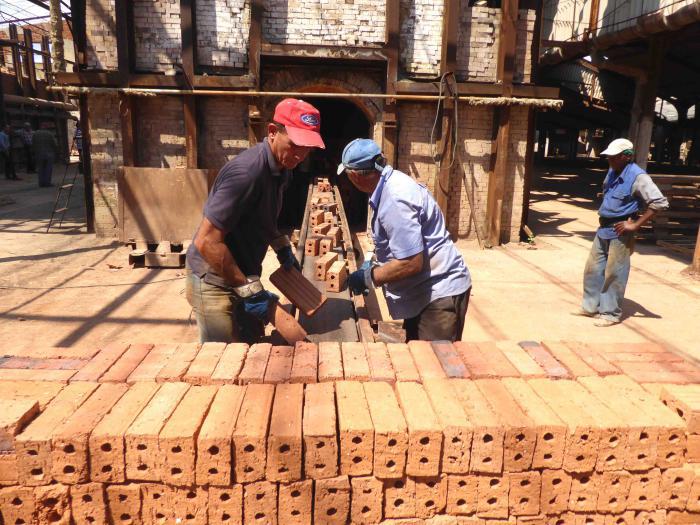El combinado de cerámica Antonio Suárez Domínguez, de Camagüey, requerirá de un fuerte proceso rehabilitador para recuperar sus niveles productivos históricos. Fotos Del autor