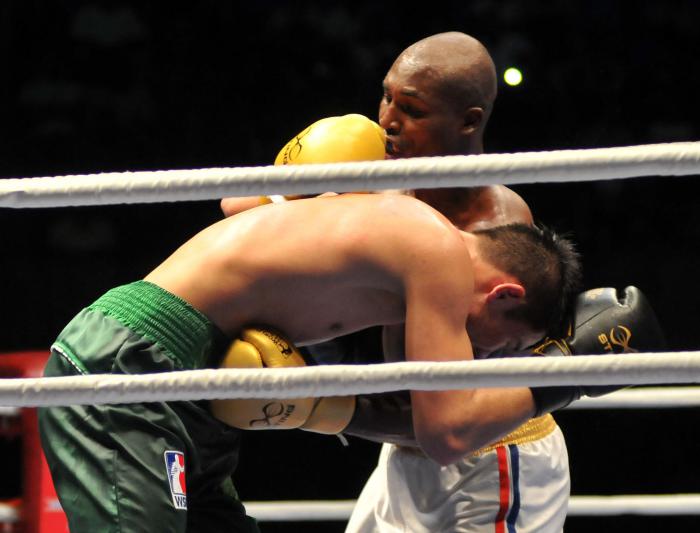 División de 81 Kg, Julio César La Cruz (D), integrante de la escuadra de Domadores de Cuba y Saidrakimov Madiayr (I), de los Tigres de Uzbekistán, en la VIII Serie Mundial de Boxeo celebrada en la Ciudad Deportiva, en La Habana