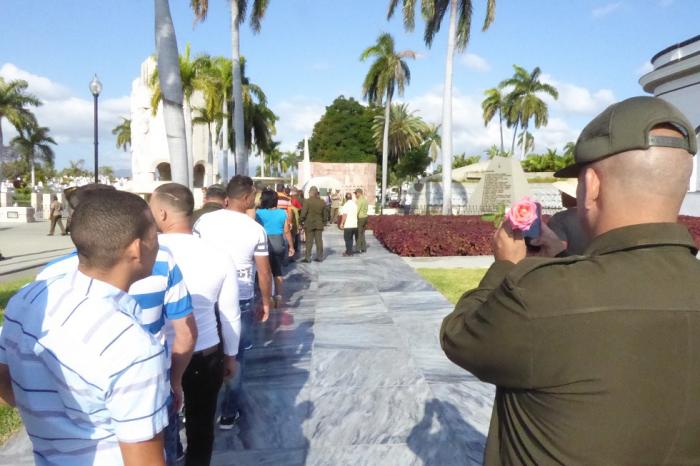 Cientos de visitantes acuden diariamente a rendirle homenaje a Fidel. 