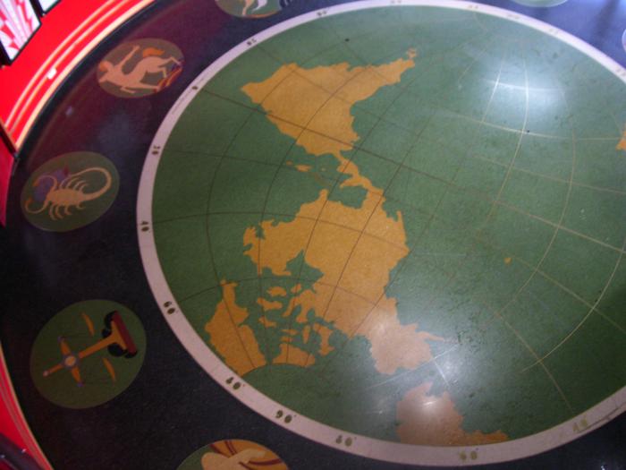 En el piso de granito se destaca en el vestíbulo circular de bóveda lumínica, una representación del hemisferio occidental rodeado de los signos del zodiaco