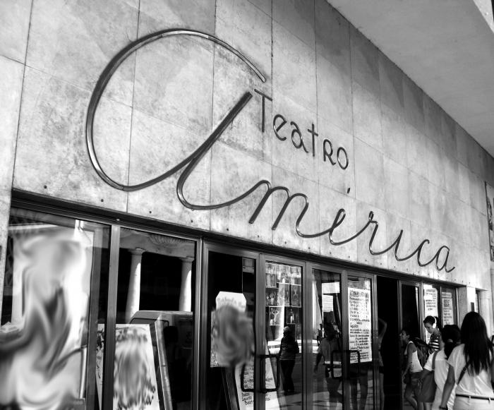Entrada principal al teatro América, por la calle Galiano.