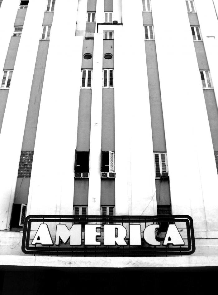 Anuncio colocado en la cornisa del teatro.