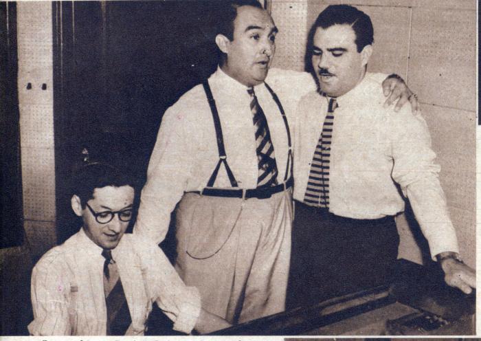 El tenor mexicano Pedro Vargas ensayando con el cantante cubano René Cabel su presentación de despedida en el teatro América en octubre de 1941. Al piano Pepe Agüero.