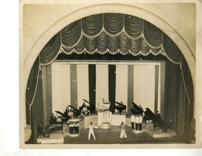 Extraordinario concierto de ocho pianos en el escenario del América.