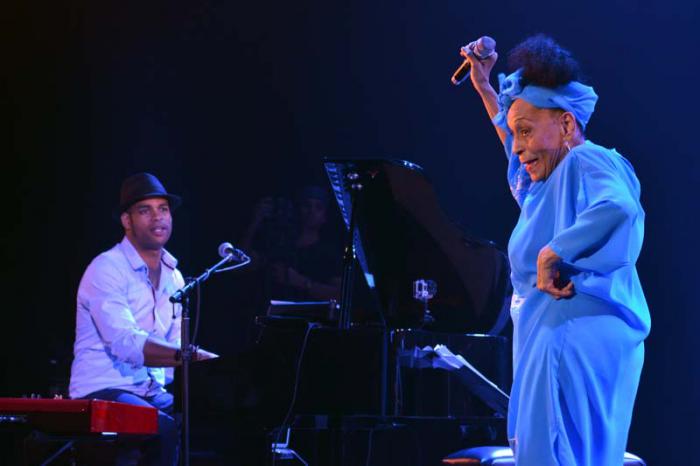 Concierto de Roberto Fonseca, su grupo Temperamento y Omara Portuondo, presentando el CD Magia Negra, en el Teatro Mella. La Habana, Cuba.
