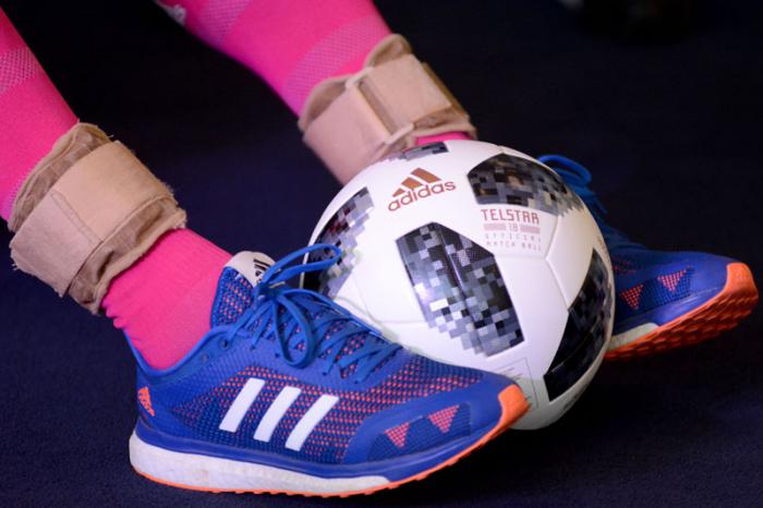 Nuevo Record del Dominio del Balón de Erick Hernández, desde la Posición de sentado  con peso o lastre en sus tobillos, El tiempo fue de 1.10.00 Hora