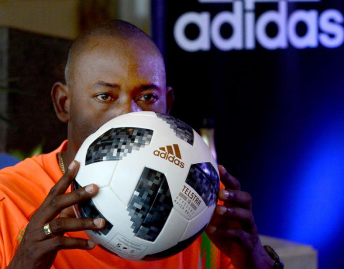 Nuevo Record del Dominio del Balón de Erick Hernández, desde la Posición de sentado  con peso o lastre en sus tobillos, El tiempo fue de 1.10.00 Hora