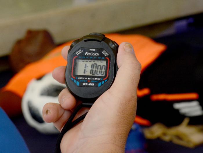 Nuevo Record del Dominio del Balón de Erick Hernández, desde la Posición de sentado  con peso o lastre en sus tobillos, El tiempo fue de 1.10.00 Hora