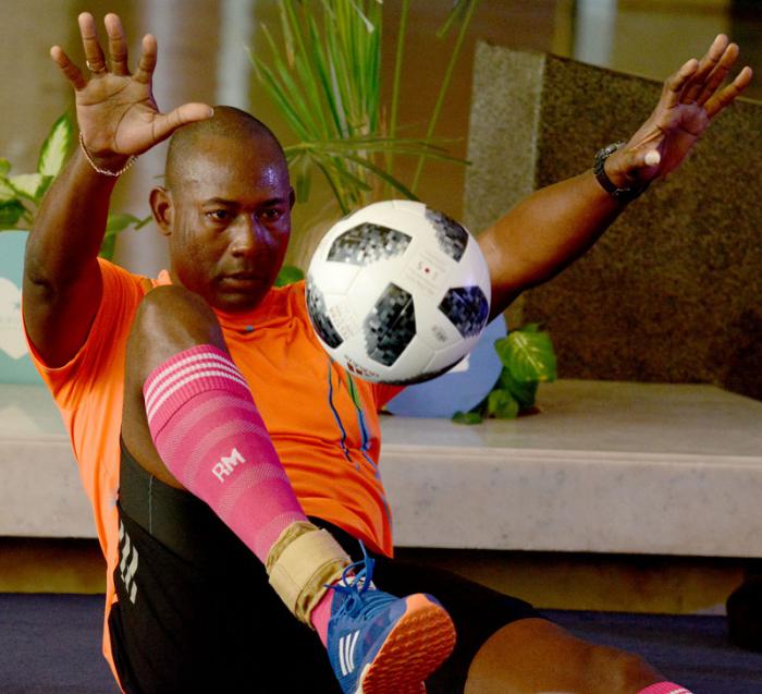 Nuevo Record del Dominio del Balón de Erick Hernández, desde la Posición de sentado  con peso o lastre en sus tobillos, El tiempo fue de 1.10.00 Hora