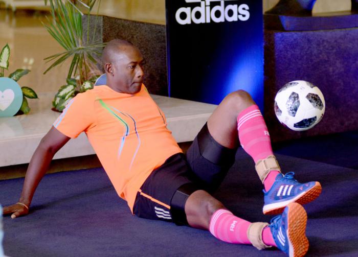 Nuevo Record del Dominio del Balón de Erick Hernández, desde la Posición de sentado  con peso o lastre en sus tobillos, El tiempo fue de 1.10.00 Hora