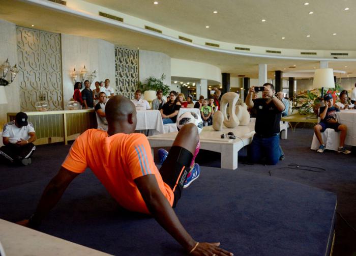 Nuevo Record del Dominio del Balón de Erick Hernández, desde la Posición de sentado  con peso o lastre en sus tobillos, El tiempo fue de 1.10.00 Hora