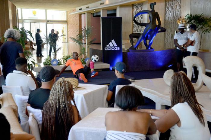 Nuevo Record del Dominio del Balón de Erick Hernández, desde la Posición de sentado  con peso o lastre en sus tobillos, El tiempo fue de 1.10.00 Hora