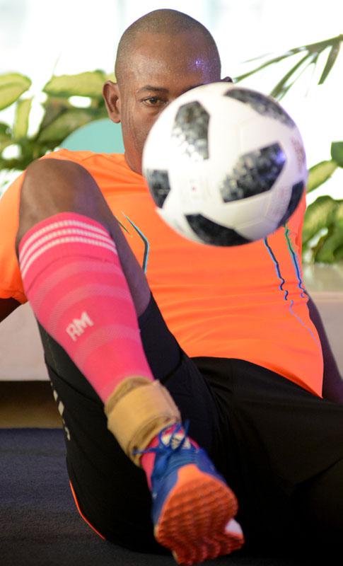 Nuevo Record del Dominio del Balón de Erick Hernández, desde la Posición de sentado  con peso o lastre en sus tobillos, El tiempo fue de 1.10.00 Hora