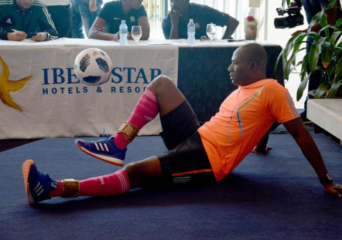 Nuevo Record del Dominio del Balón de Erick Hernández, desde la Posición de sentado  con peso o lastre en sus tobillos, El tiempo fue de 1.10.00 Hora