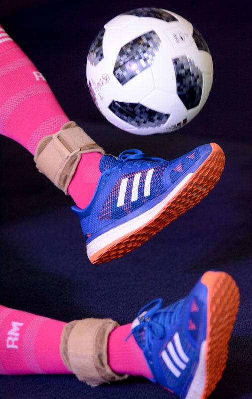 Nuevo Record del Dominio del Balón de Erick Hernández, desde la Posición de sentado  con peso o lastre en sus tobillos, El tiempo fue de 1.10.00 Hora