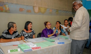 Elecciones generales en Cuba 2018, para elegir a los delegados a la Asamblea Provincial y diputados al Parlamento cubano, Esteban Lazo Hernández, presidente de la Asamblea Nacional del Poder Popular (anpp) ejerce su derecho al voto y posteriormente ofrece