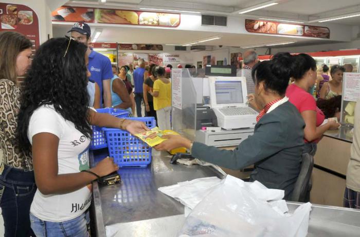 Recorrido efectuado a tiendas recaudadoras de divisas para comprobar cómo se comporta el suministro después de aplicarse en el día de hoy los  nuevos precios de productos alimenticios.
Mercado de Carlos III.
