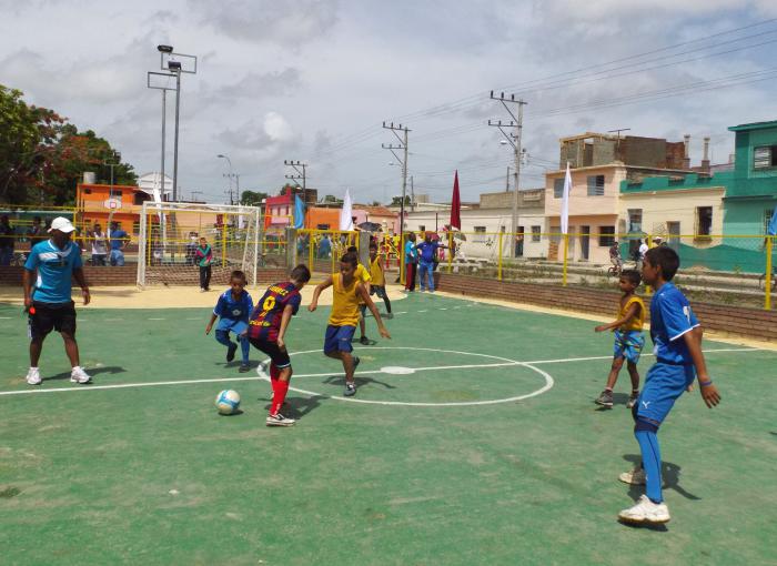 El fútbol para todos es uno de los programas que convoca a la comunidad a la realización de ejercicios físicos. foto: miguel febleS