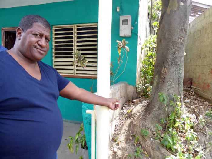 José Alberto no ha conseguido apoyo para cortar la mata de mamoncillos que amenaza su vivienda. 
Fotos Del autor